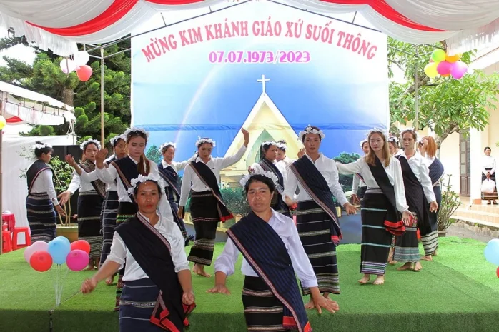 Giáo xứ Suối Thông (Đơn Dương): Đức Cha Ban Bí Tích Thêm Sức Nhân Dịp Kỷ Niệm 50 Năm Thành Lập Giáo Xứ