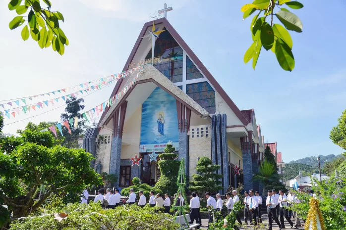 Giáo Xứ Suối Mơ (Bảo Lộc) Mừng Tạ Ơn 12 Năm Cung Hiến Thánh Đường Và Chia Tay Hai Cha