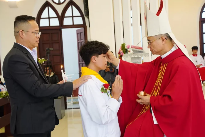 Đức Cha Đaminh Ban Bí Tích Thêm Sức Tại Giáo Xứ Tạo Tác, Đà Lạt