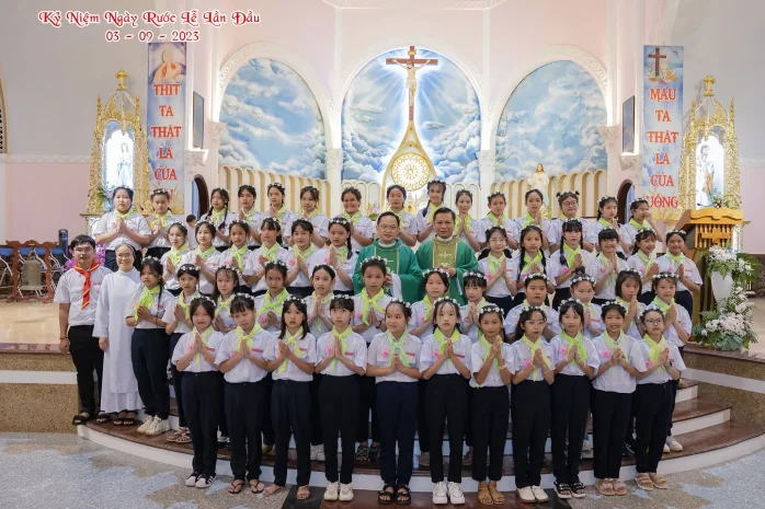 Rước Lễ Lần Đầu Tại Giáo Xứ Tùng Nghĩa – Giáo Hạt Đức Trọng