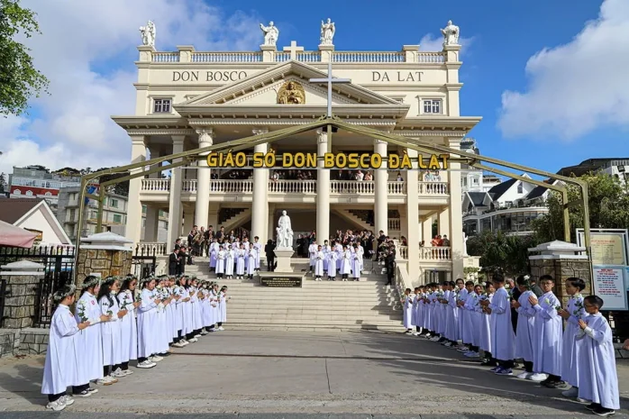 Đức Cha Đaminh Ban Bí Tích Thêm Sức Tại Giáo Sở Don Bosco Đà Lạt