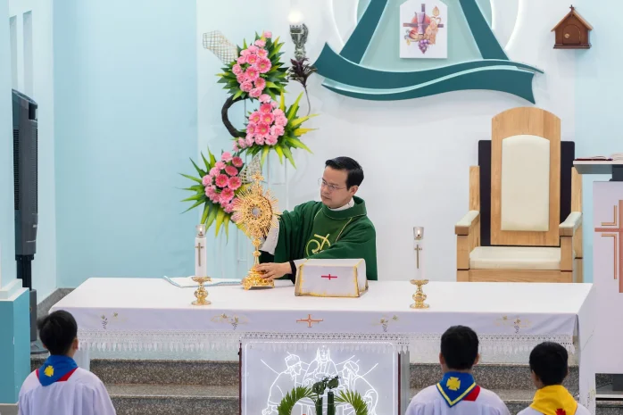 Giáo Xứ Tân Bình (Bảo Lộc): Phiên Chầu Thánh Thể Thay Mặt Giáo Phận