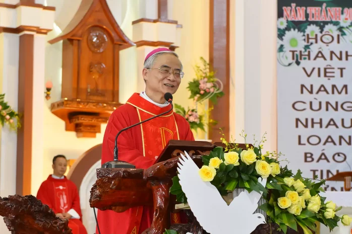 Đức Cha Đaminh Trao Ban Bí Tích Thêm Sức Tại Giáo Xứ Tân Hóa (Bảo Lộc)