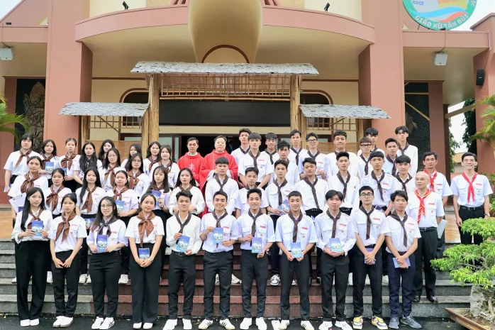 Lễ Lên Đường Của Các Em Vào Đời 2 và Ngày Truyền Thống Của Ban Thừa Tác Viên Giáo Xứ Tân Bùi