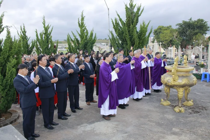 Thánh Lễ Cầu Nguyện Cho Các Đẳng Linh Hồn Tại Nghĩa Trang Giáo Xứ Thánh Mẫu (Đà Lạt)