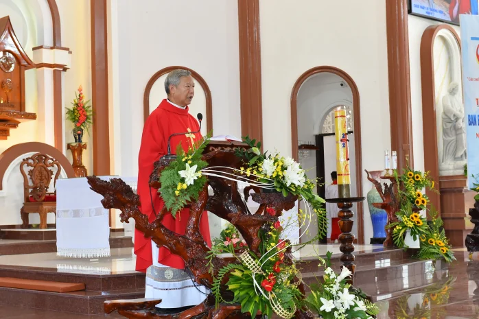 Cha Tổng Đại Diện Ban Bí Tích Thêm Sức Tại Giáo Xứ Tân Hóa (Bảo Lộc)