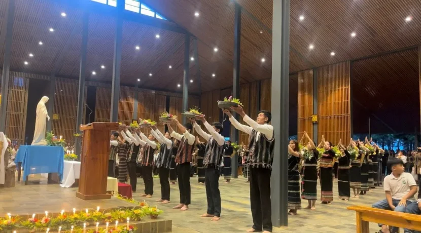 Giáo Xứ Ka Đơn Dâng Hoa Kính Đức Mẹ