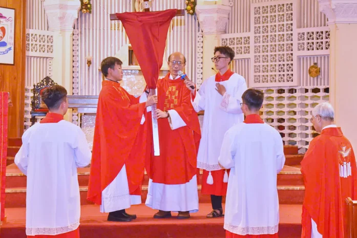 Nhà Thờ Chính Tòa Đà Lạt Thứ Sáu Tuần Thánh: Nghi Thức Suy Tôn Thánh Giá
