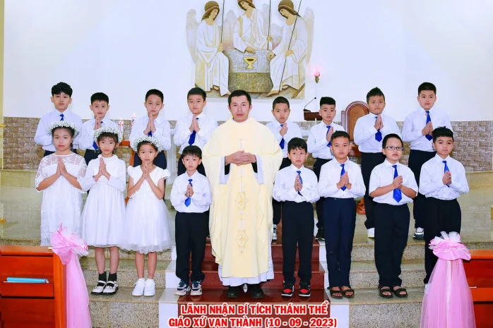 Rước Lễ Lần Đầu Tại Giáo Xứ Vạn Thành (Đà Lạt)