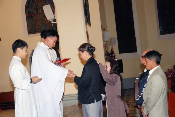Giáo Xứ Chánh Toà: Nghi Thức Trao Kinh cho 6 Dự Tòng