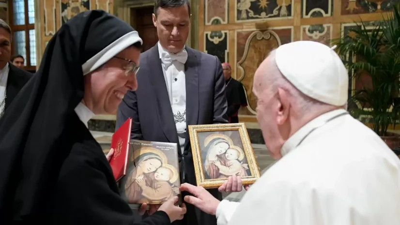 Đức Thánh Cha Phanxicô nói với các nữ tu: Một vị thánh buồn là một vị thánh đáng buồn