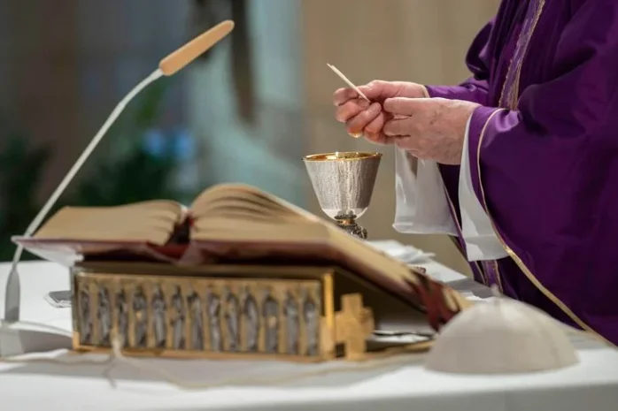 ĐỨC PHANXICÔ KÍN ĐÁO DÂNG THÁNH LỄ KỶ NIỆM 10 NĂM LÀM GIÁO HOÀNG