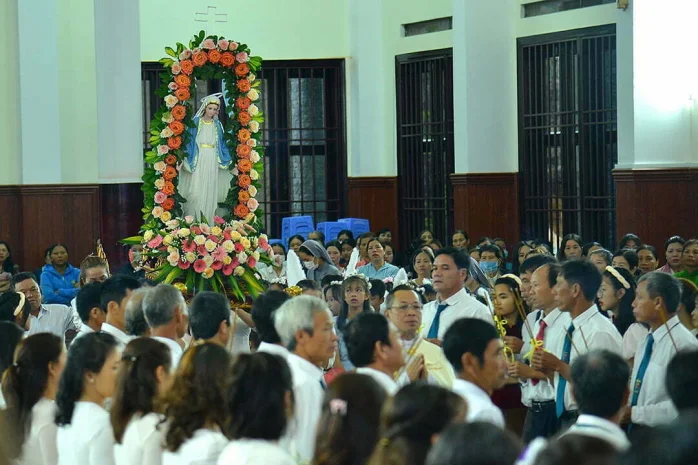 Giáo Xứ Suối Mơ (Bảo Lộc) Dâng Hoa Kính Đức Mẹ