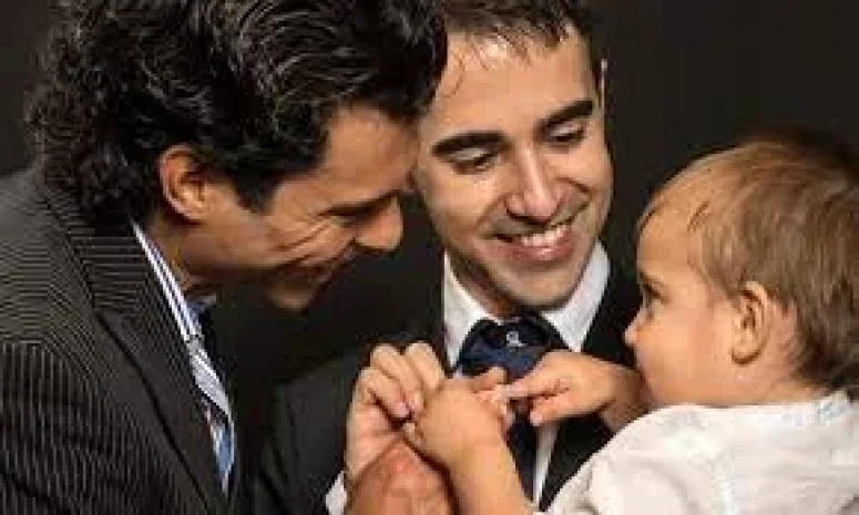 VẤN ĐỀ LUÂN LÝ (9): CÓ NÊN BAN BÍ TÍCH THANH TẨY CHO CON NUÔI CỦA MỘT CẶP ĐỒNG TÍNH KHÔNG?