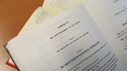 Luật Tự Nhiên Và Mệnh Lệnh Của Các Nguyên Tắc Vượt Thời gian