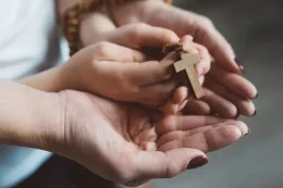 LÀM THẾ NÀO ĐÁNH THỨC ƠN GỌI TU TRÌ TRONG CÁC GIA ĐÌNH?