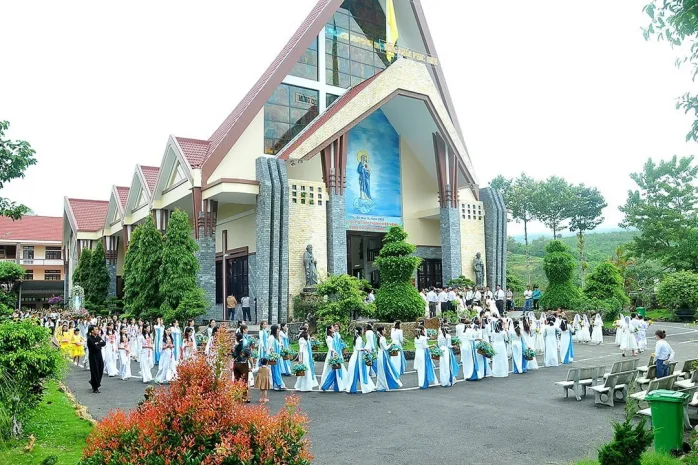 Giáo Xứ Suối Mơ (Bảo Lộc) Bế Mạc Tháng Hoa Kính Đức Mẹ