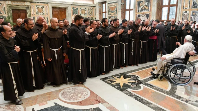 Đức Thánh Cha Phanxicô gặp các tu sĩ Phanxicô của tu viện nơi Thánh Phanxicô nhận các dấu thánh