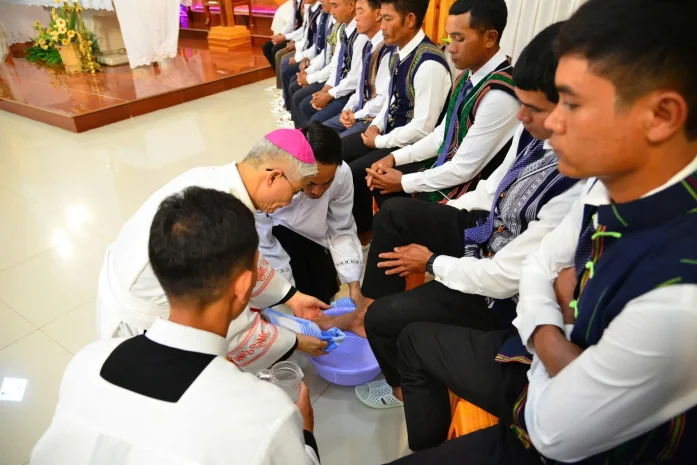 Giáo Xứ Đam Pao: Đức Giám Mục Chủ Sự Thánh Lễ Tiệc Ly, Khởi Đầu Tam Nhật Vượt Qua